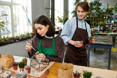 Sevgi dolu çift, stüdyoda leziz aletler ve sanatsal aletler kullanarak yaratıcı bir aktiviteye girişiyor..