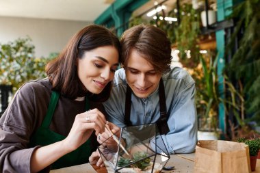 Genç çift renkli bir sanat stüdyosunda canlı bir akvaryum yaratıyor..