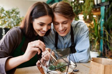 Nişanlı çift, canlı bir sanat stüdyosunda eşsiz bir teraryum kurarken neşeli bir anı paylaşıyor..