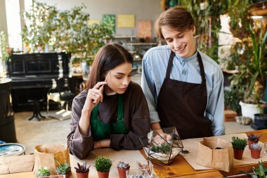 Yaratıcı çift, canlı bir stüdyoda eşsiz bir teraryum yaparken yaratıcılıklarını serbest bırakıyor..
