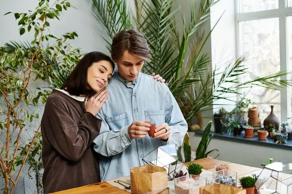 Genç çift, doğadan esinlenerek verimli, yeşil bir ortamda yaratıcı bir şekilde işbirliği yapıyor..