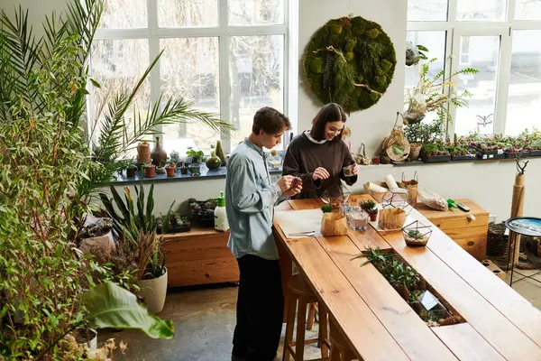 Yaratıcı çift, verimli bitkiler ve yaratıcı ilham kaynaklarıyla çevrelenmiş aktivitelere el atarlar..