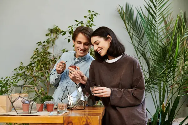 Sevgi dolu çift bir sanat stüdyosunda neşeli bir aktiviteye girişiyor, fikir alışverişinde bulunuyor ve gülüşüyor..