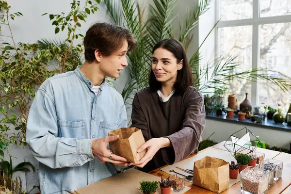 Yaratıcı çift, canlı bir stüdyoda fikirlerini ve materyallerini paylaşıyor..