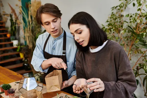 Sevgi dolu çift bir ekme etkinliğine hevesle katılıyor, fikirleri ve materyalleri paylaşıyor..