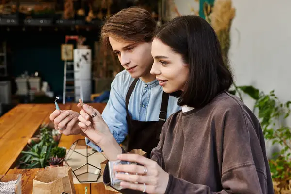 Yaratıcı çift eşsiz sanat eserleri yaratmak ve yaratıcılıklarını keşfetmek için işbirliği yapıyor..