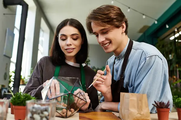 Genç çift, ilham verici ve neşeli bir proje için canlı bir sanat stüdyosunda iş birliği yapıyor..