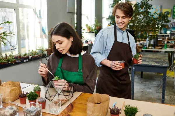 Sevgi dolu çift, stüdyoda leziz aletler ve sanatsal aletler kullanarak yaratıcı bir aktiviteye girişiyor..