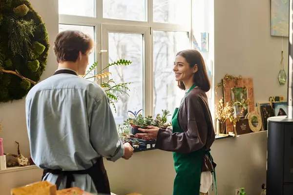 İki yaratıcı, stüdyolarındaki güzel bitkilerle ilgilenirken aynı ilhamı paylaşıyor..