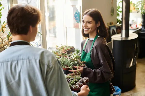 Güzel bitkiler ve sanatsal ifadelerle çevrili sevimli bir çift arasında neşeli bir değişim..