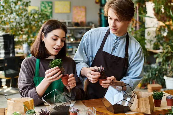 Sevgili çift coşkuyla canlı bir sanat stüdyosunda güzel bitki düzenlemeleri yapıyor..