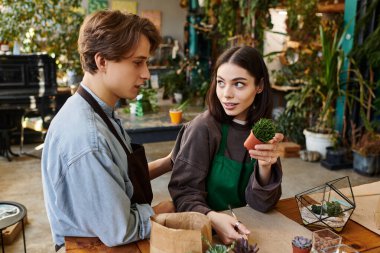 Canlı bir sanat stüdyosundaki sevgi dolu çift sanat malzemeleriyle çevrili yaratıcı bir tartışmaya girişiyor..