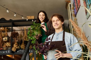 Yaratıcı çift neşeyle bağlanıyor, bitkilere ve yaratıcılığa olan tutkularını paylaşıyorlar..