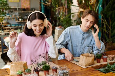 Yaratıcı çiftler, yaratıcı ifadelerin keyfini çıkarırken yeşilliklerle çevrili bitki tasarımı yaparlar..