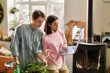 İki genç sanatçı canlı ve ilham verici bir sanat stüdyosunda yeni fikirler keşfediyor..