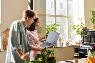 Yaratıcı çift, doğaya ve yaratıcılığa dalmış güneşli bir stüdyoda iş birliği yapıyor..