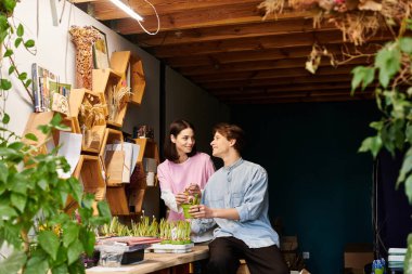 Genç çift yaratıcı projeler üzerinde çalışırken hevesle tartışıyor..