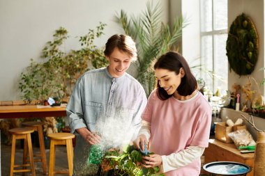 Yaratıcı çift mutlu su bitkileri ve yaratıcılıklarını sanatsal elementler arasında geliştirirler..