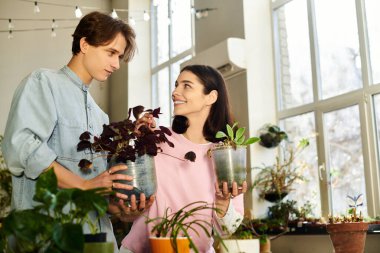Yaratıcı çift, stüdyolarında bitkilerin ve yaratıcı enerjinin ortasında ilham buluyor..