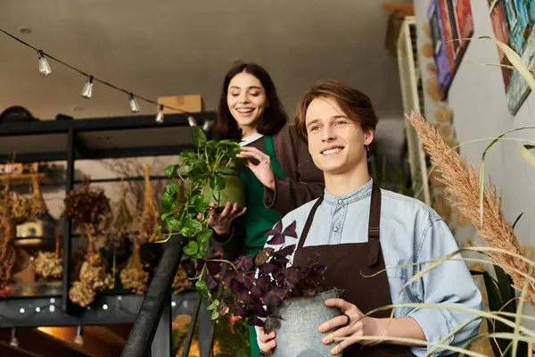 Yaratıcı çift neşeyle bağlanıyor, bitkilere ve yaratıcılığa olan tutkularını paylaşıyorlar..