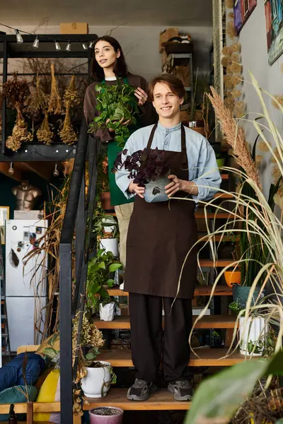 İki genç sanatçı, canlı sanat stüdyolarında bahçıvanlık ve yaratıcı ifadelerle uğraşıyorlar..