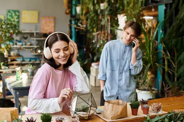 Sevgi dolu çift canlı bitkiler ve yaratıcı ifadelerle çevrili sanatsal uğraşlar içinde..