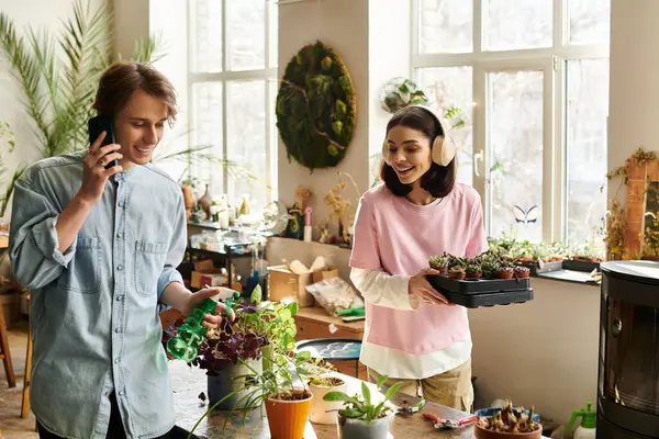 Yaratıcı çift canlı bir stüdyoda bitki yetiştirirken canlı bir sohbete girişiyor..