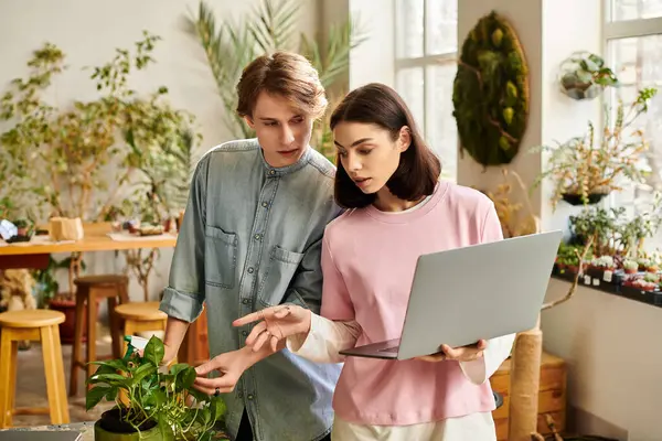 Sevgi dolu çift, bitkiler ve çeşitli yaratıcı malzemelerle çevrili sanatsal tartışmalara girişiyor..