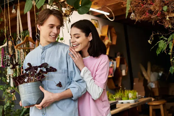Sevgi dolu çift, bitkiler ve malzemelerle çevrili bir sanat stüdyosunda gülüşlerini ve yaratıcılıklarını paylaşıyor..