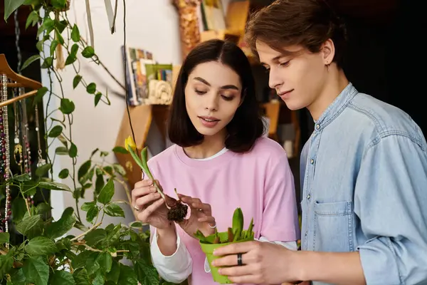 Genç çift, rahat bir sanat stüdyosunda bitki yetiştirerek yaratıcılıklarını kucaklıyor..