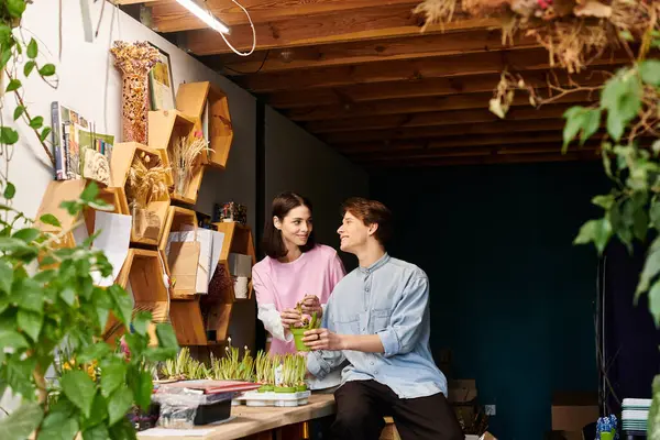 Genç çift yaratıcı projeler üzerinde çalışırken hevesle tartışıyor..