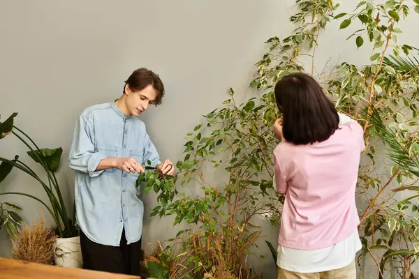 Sevgi dolu çift, canlı bitkilerin arasında sanatsal görevler üstlenir, fikirleri ve ilhamı paylaşır..