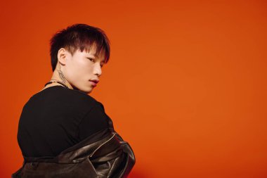 Yakışıklı genç adam, kendine güvenen bir görünümü ve enerjik bir geçmişi olan sinirli bir moda sergiliyor..