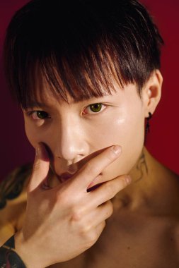 Cesur bir atmosferde kendine güvenen genç adam, görünüşünü ve ifadesini sergiliyor..