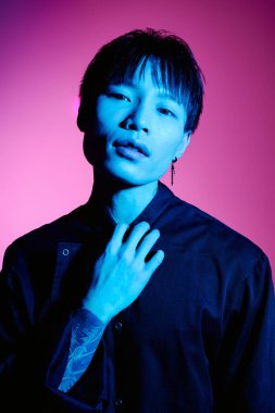 Kendine güvenen genç adam kendine has tarzını çarpıcı, renkli bir ortamda sergiliyor..