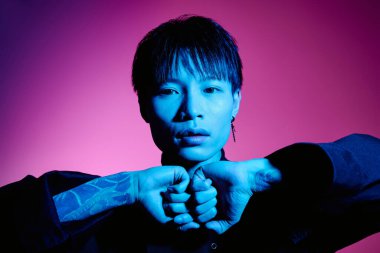 Yakışıklı Asyalı adam eşsiz stilini çarpıcı renkler ve etkileyici vücut dili ile sergiliyor..