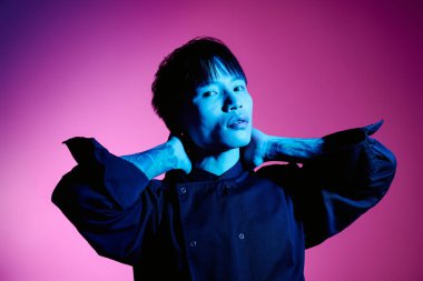 Yakışıklı, modaya uygun Asyalı bir adam benzersiz tarzını sergilerken aynı zamanda cazibe ve güven saçıyor..