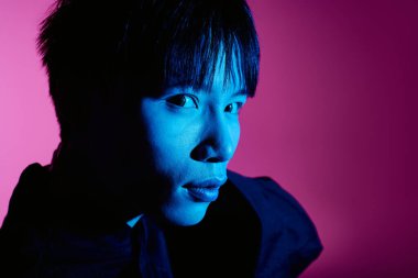 Şık bir genç adam canlı bir renk değişiminin önünde poz verir..