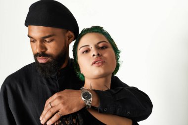Moda kıyafetleri içinde şık genç bir çift stüdyoda birlikte poz veriyor..