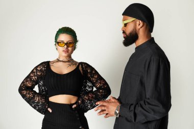 Genç çift stüdyoda vurucu pozlar verirken eşsiz moda anlayışlarını sergiliyor..