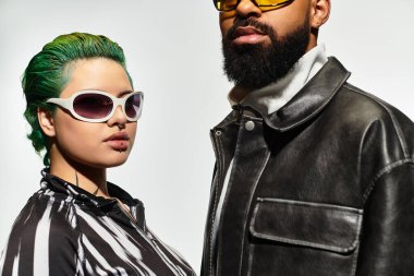 Bu şık çift benzersiz görünüşlerini ve hareketli kişiliklerini stüdyoda sergiliyor..