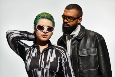 Stüdyoda şık bir çift şık güneş gözlükleriyle hava atıyor..