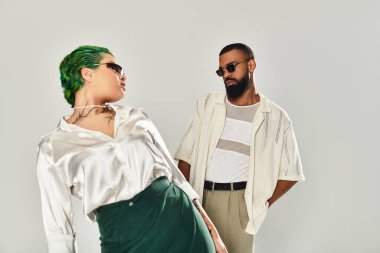 İki modaya uygun birey, benzersiz tarzlarını canlı bir stüdyo ortamında sergiliyor..