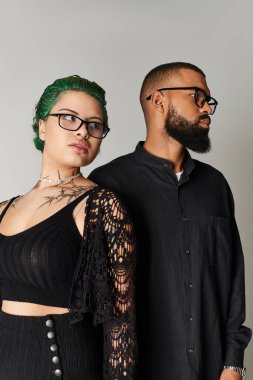 Şık, çok kültürlü bir çift, içeride birlikte poz verirken kendine güvenir..