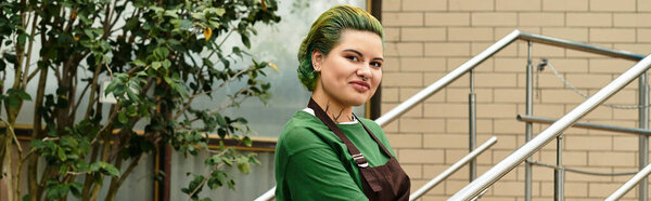 Молодая женщина в оранжерее заботится о растениях, проявляя свою страсть к садоводству и природе.