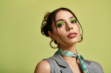 Canlı bir ortamda, genç bir kadın eşsiz tarzını yeşil göz farı ile sergiliyor..