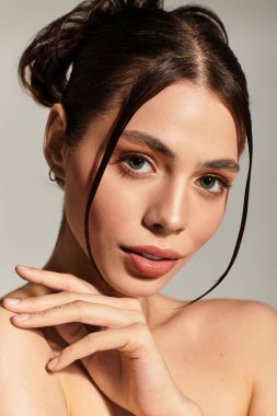 Genç ve güzel bir kadın zarif bir şekilde poz verir. Parlayan güzellik ve zarafet..