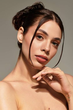 Güzel bir kadın zarif bir yüz ifadesiyle doğal güzelliğini sergiliyor..