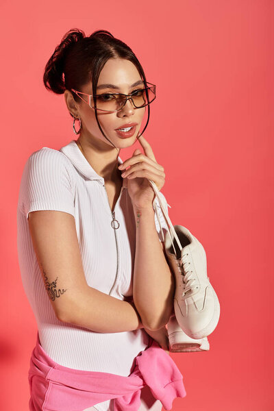 Молодая женщина излучает уверенность и очарование, держа в руках коньки, одетые в модную повседневную одежду.