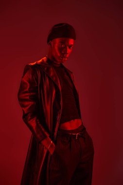 Genç bir Afrikalı Amerikalı moda anlayışını gözler önüne seriyor..